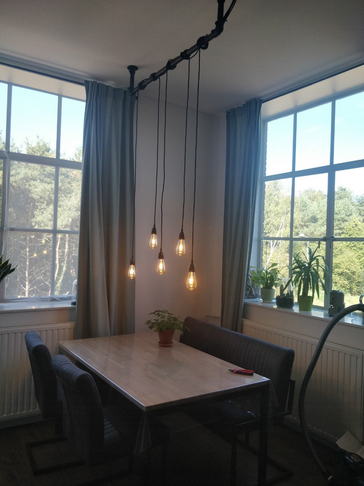 Industriële zwarte steigerbuis hanglamp met 5x E27 lampen, Ophalen, E27 (groot), Zo goed als nieuw, Industrieel, Vintage