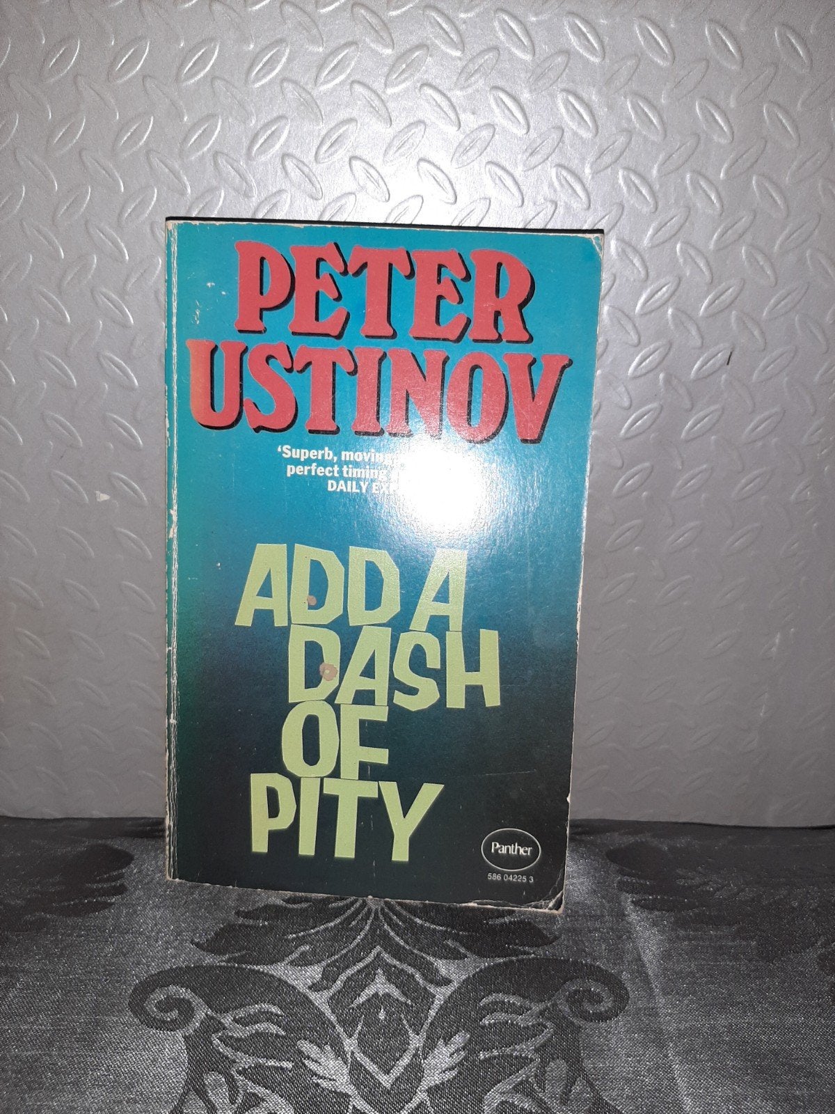 Add a Dash of Pity - Peter Ustinov (1977), Ophalen of Verzenden, Gelezen, Peter Ustinov, Europa overig