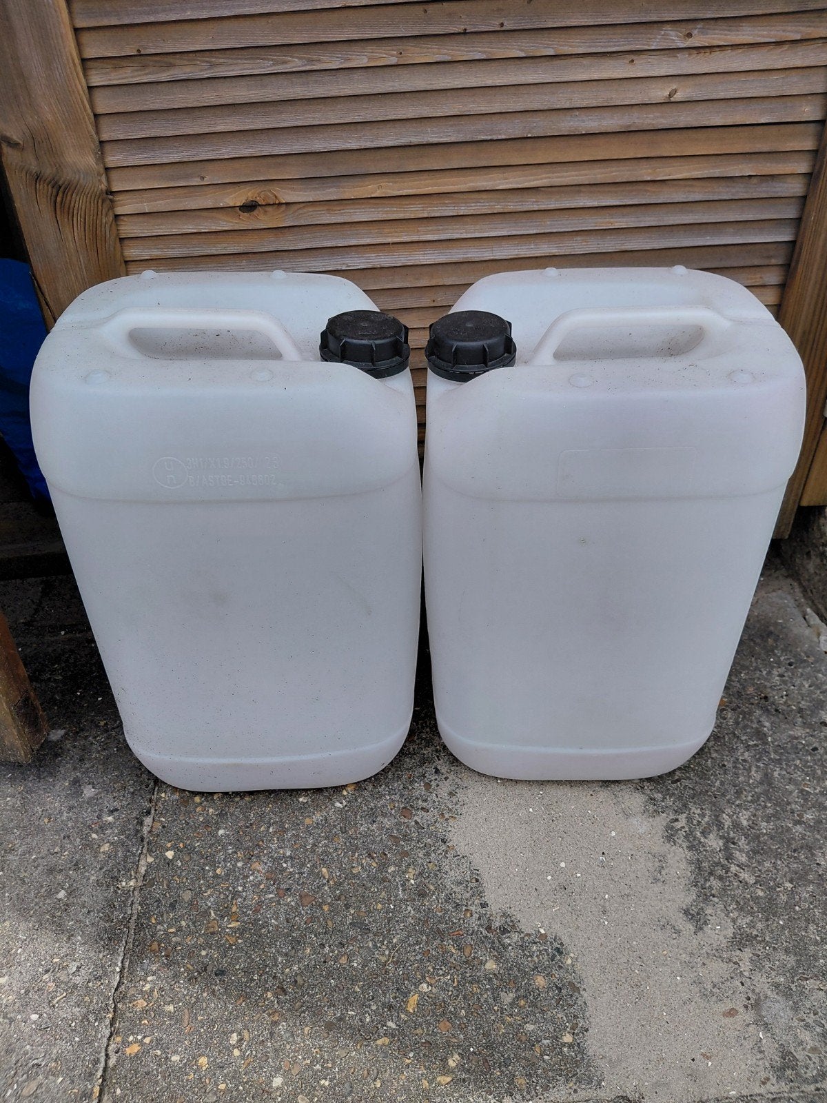 Jerrycans, Ophalen