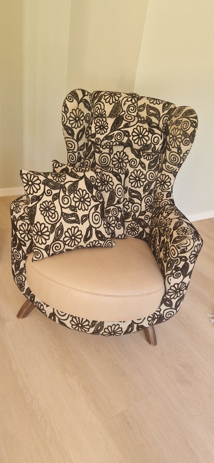 Prachtige vintage fauteuil met leren zitting, Huis en Inrichting, Ophalen, 60/70 jaren brocante, 75 tot 100 cm, Zo goed als nieuw