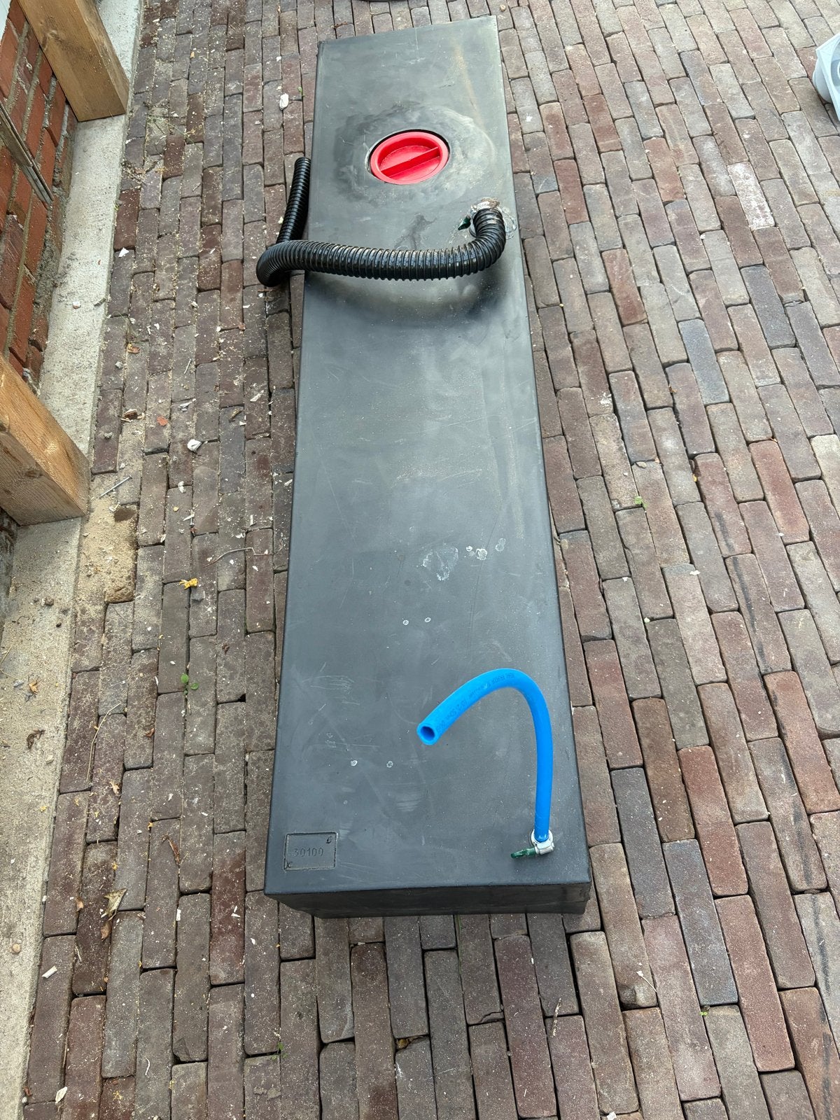 Zwarte watertank met aansluitingen, Ophalen, Gebruikt