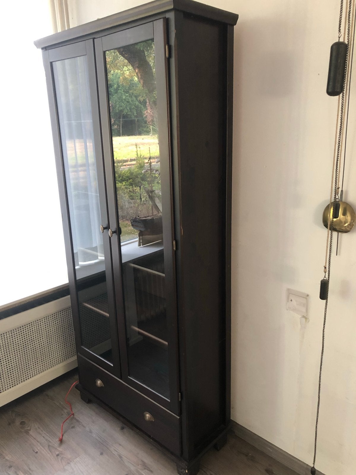 Donkerbruine grenen vitrinekast met glazen deuren en lades, Huis en Inrichting, Kasten | Vitrinekasten, Ophalen, Gebruikt, 50 tot 100 cm