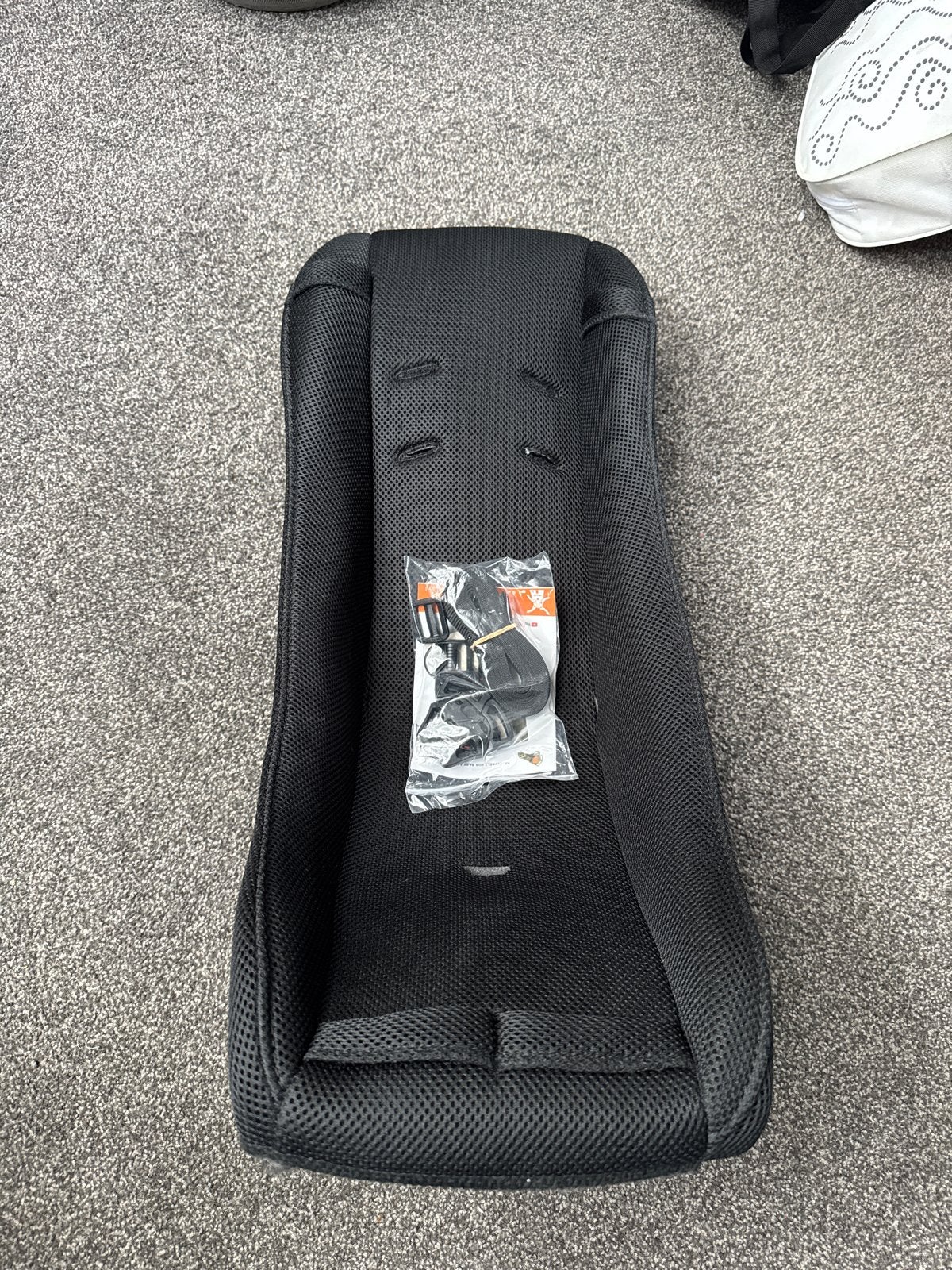 Melia babyschaal met gordels - Zwart, Autogordel, 0 t/m 18 kg, Verstelbare rugleuning, Zo goed als nieuw