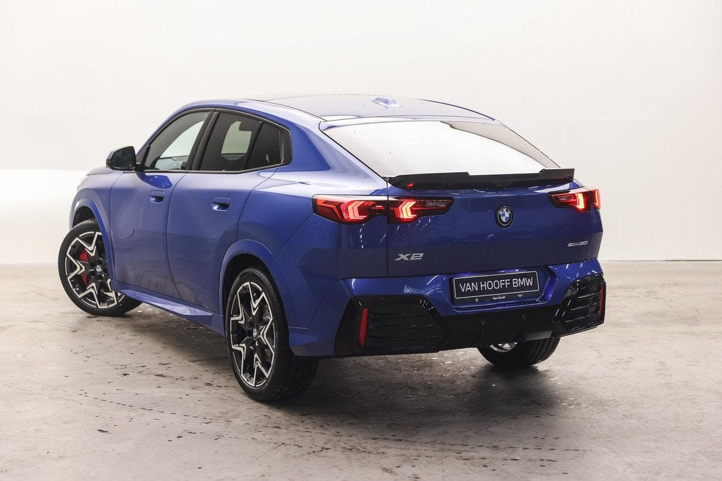 BMW X2 sDrive20i M Sport Automaat / Panoramadak / Trekhaak /, Auto's, BMW, X2, Zwart, 156 pk, Blauw