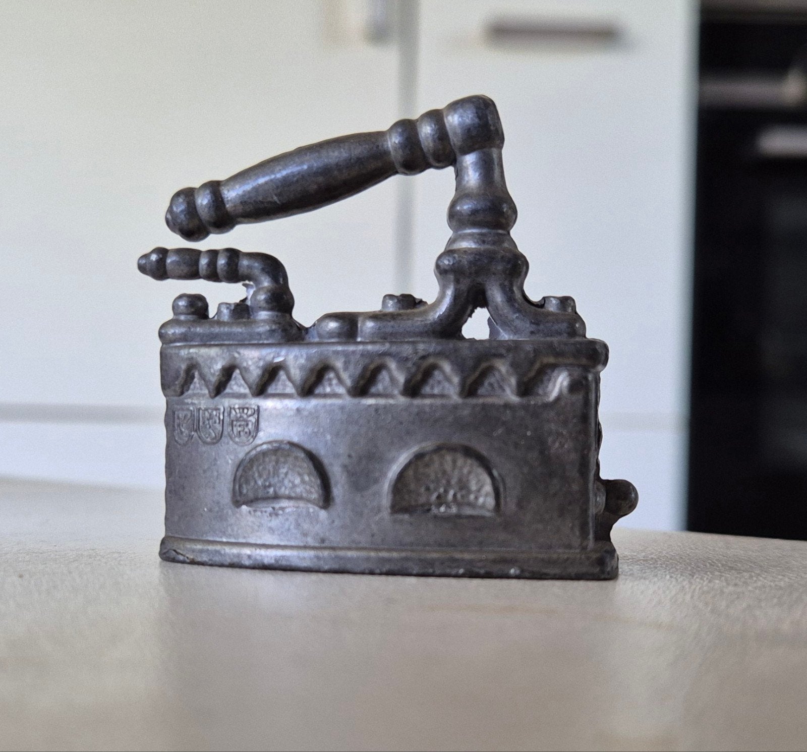 Antieke tinnen miniatuur strijkijzer - decoratief, Antiek en Kunst, Ophalen of Verzenden