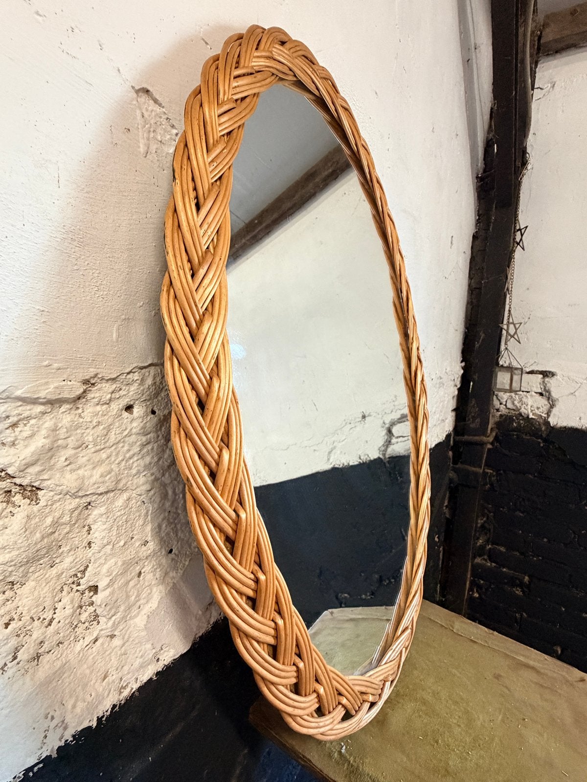 Vintage 70’s spiegel ovaal gevlochtennrotan rand, Huis en Inrichting, Woonaccessoires | Spiegels, Ophalen, Minder dan 50 cm, Gebruikt
