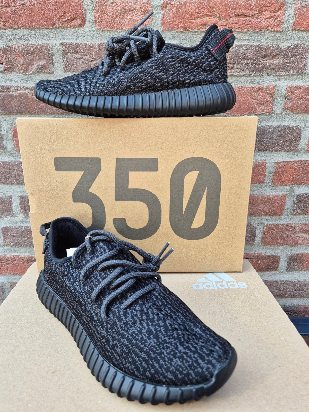 YEEZY BOOST 350 V2 "PIRATE BLACK" - maat 42 - nieuw in doos!, Zwart, Nieuw, Ophalen of Verzenden, Sneakers of Gympen
