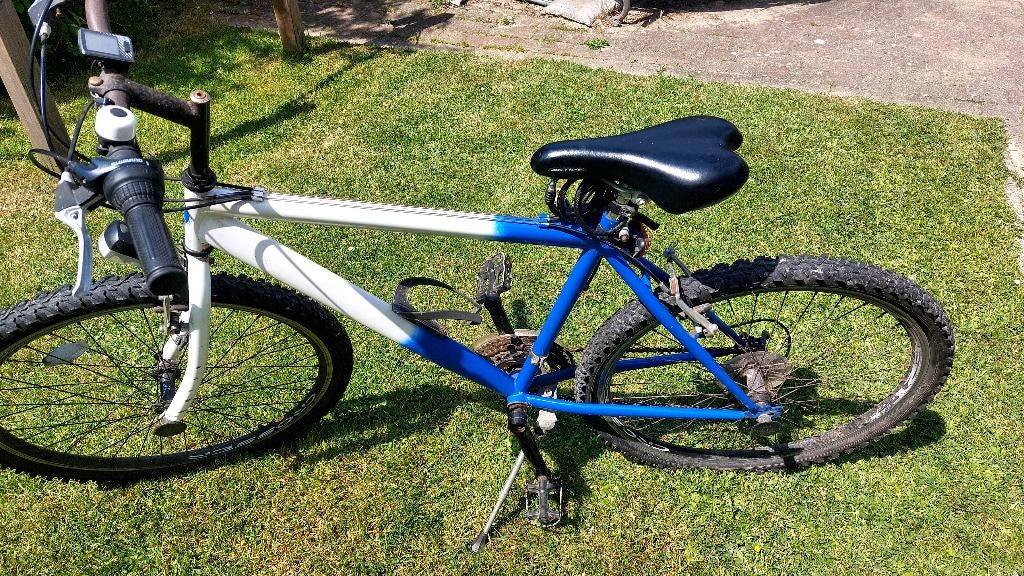 mountainbike jongens blauw wit 26 inch, Fietsen en Brommers, Fietsen | Jongens, Ophalen, Gebruikt, 26 inch of meer, Versnellingen