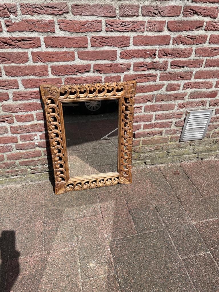 Decoratieve spiegel met sierlijke houten lijst, Ophalen of Verzenden, 50 tot 100 cm