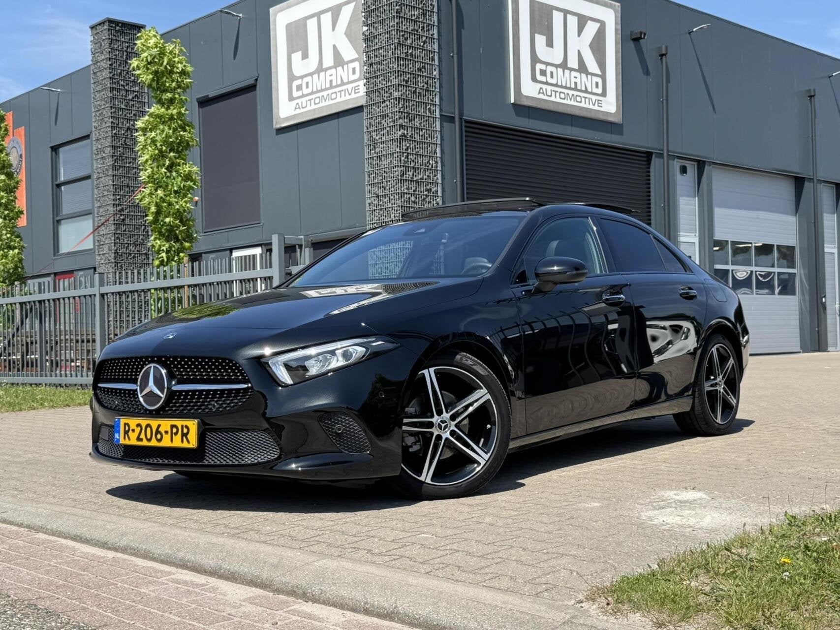 Mercedes A-klasse 180 Luxury Line | Pano | Ambient Lights |, 136 pk, 4 cilinders, Zwart, Bedrijf