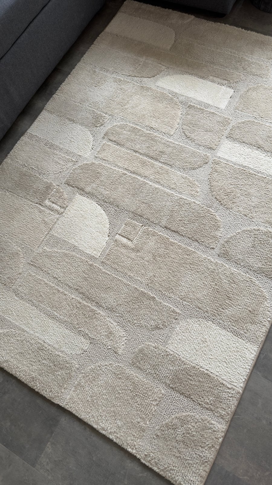 Modern beige vloerkleed met abstract patroon, als nieuw, Beige, 150 tot 200 cm, 200 cm of meer, Ophalen of Verzenden