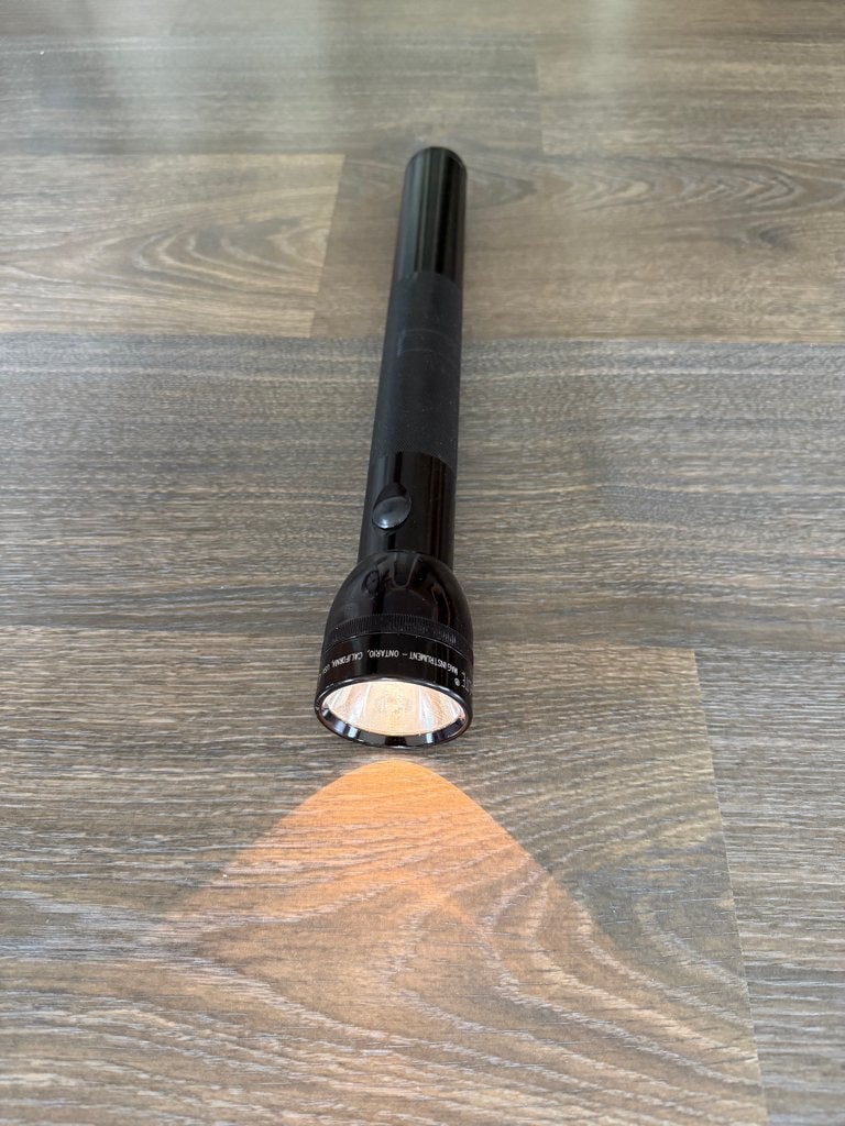 Mag-Lite zaklamp plus oplader en 4 oplaadbare batterijen, Ophalen of Verzenden, Gebruikt, Batterij