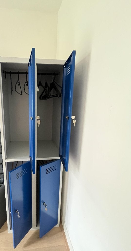 Metalen lockerkast 4-vaks, elk met sleutel, Ophalen of Verzenden, Zo goed als nieuw, Retro