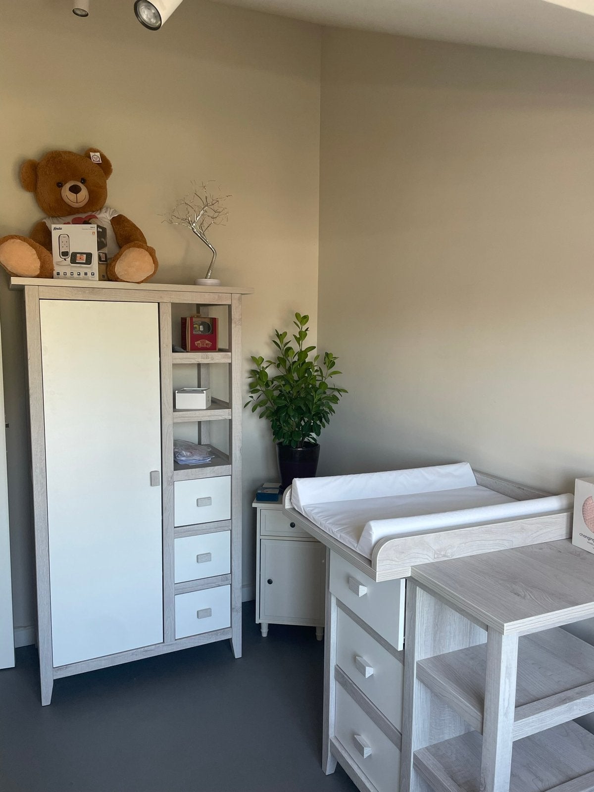 Kinderkledingkast en commode met bladvergroter., Ophalen, Zo goed als nieuw, Jongetje of Meisje