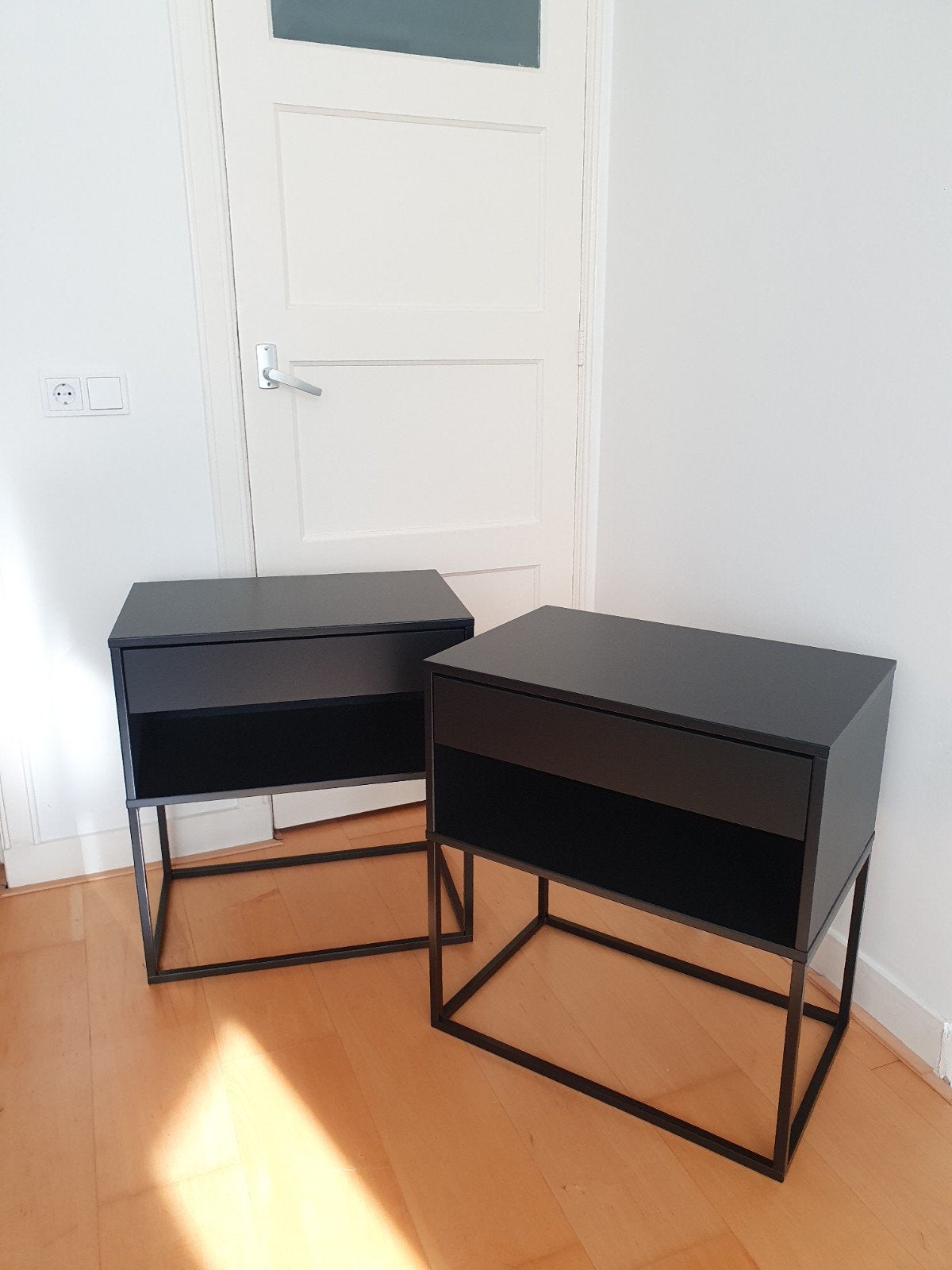 2x Ikea VIKHAMMER zwart nachtkastje groot 60x39, Huis en Inrichting, Ophalen, Overige materialen, 55 tot 70 cm, Zo goed als nieuw