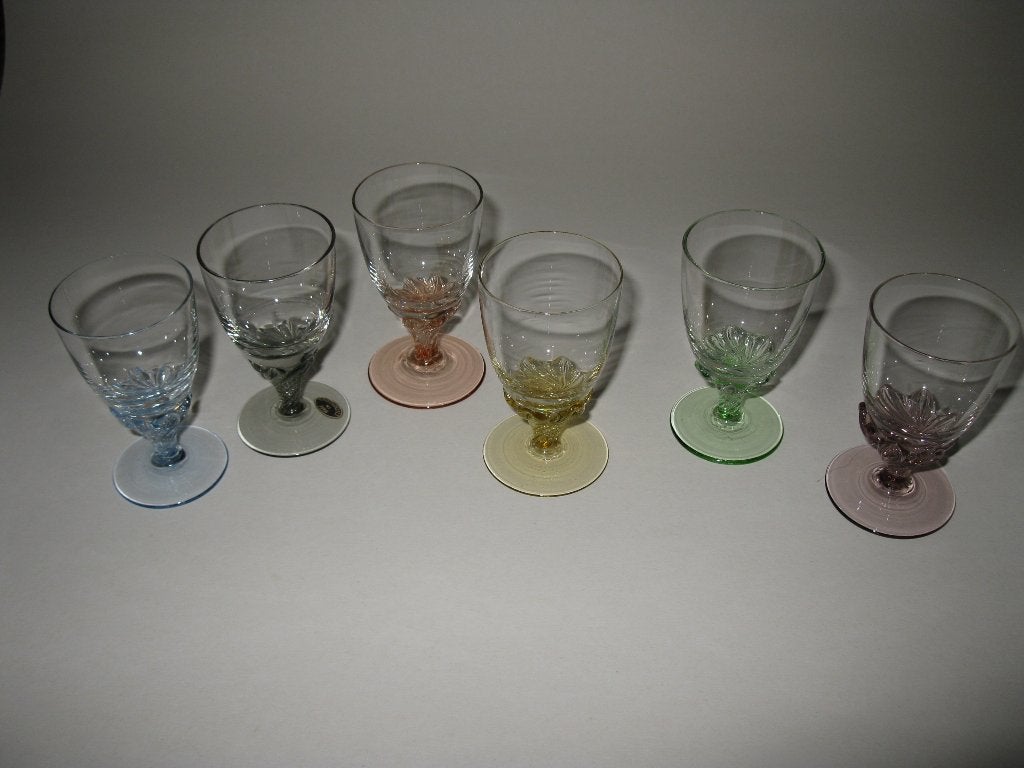 6 Borrelglaasjes gekleurd glas en bewerkt voetje, jaren 50?, Ophalen of Verzenden, Nieuw, Borrel- of Shotglas