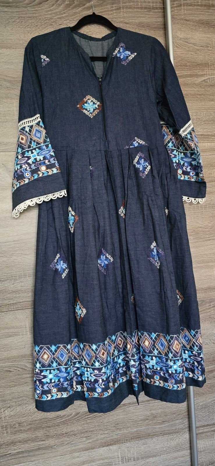 Donkerblauwe jurk met borduursels en riem, Blauw, Maat 42/44 (L), Nieuw, Ophalen of Verzenden