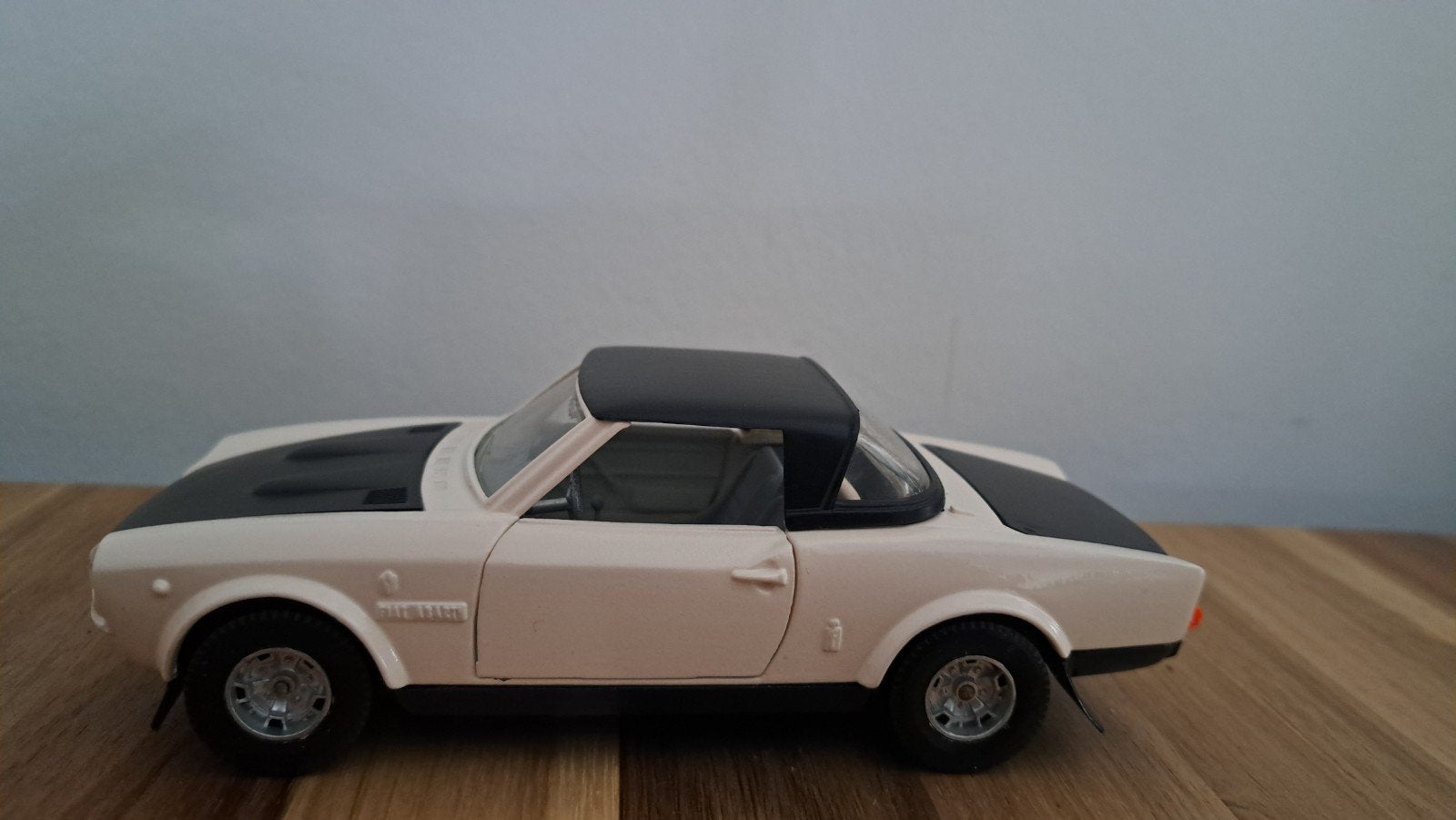 Fiat-Abarth 124 sport spider. Bburago., Ophalen of Verzenden, Zo goed als nieuw, Bburago