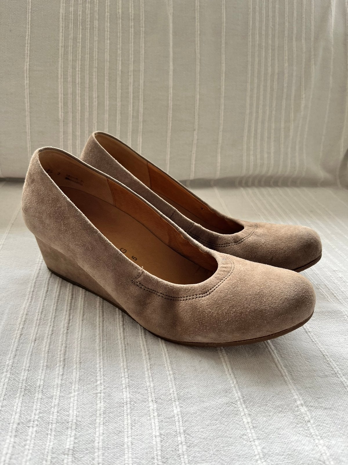 Suède Gabor comfort pumps camel sleehak maat 5G (38), Pumps, Beige, Ophalen of Verzenden, Zo goed als nieuw