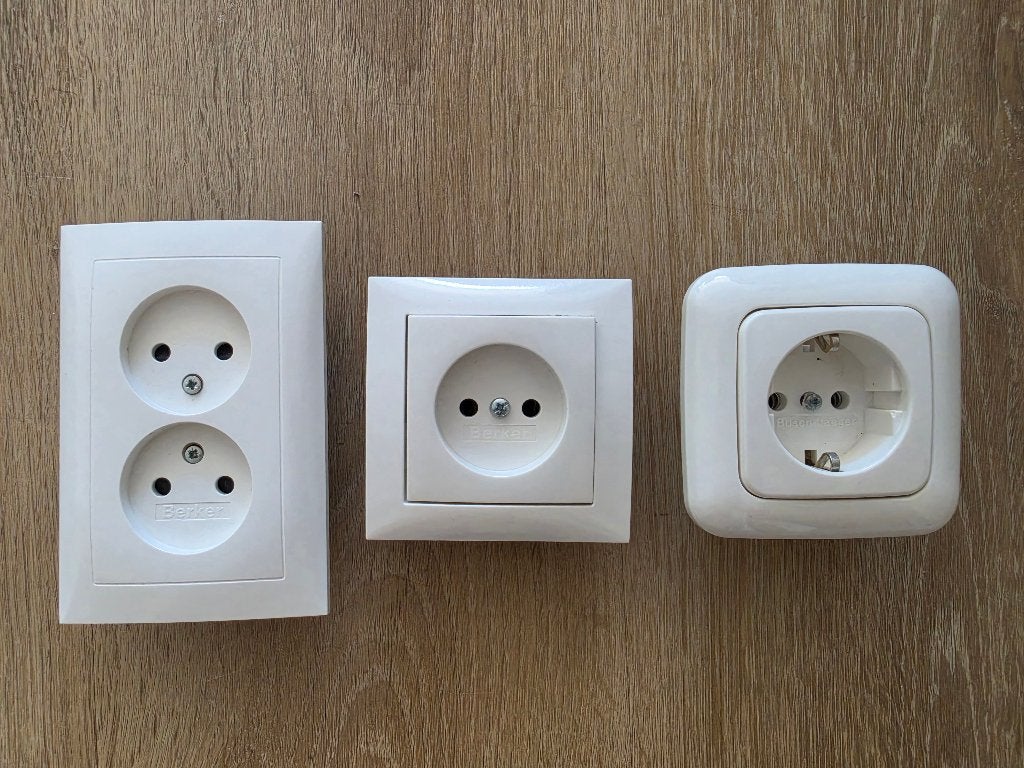 Berker & Busch-Jaeger stopcontacten – 3 stuks wit, Doe-het-zelf en Verbouw, Ophalen of Verzenden, Gebruikt, Berker, Stopcontact