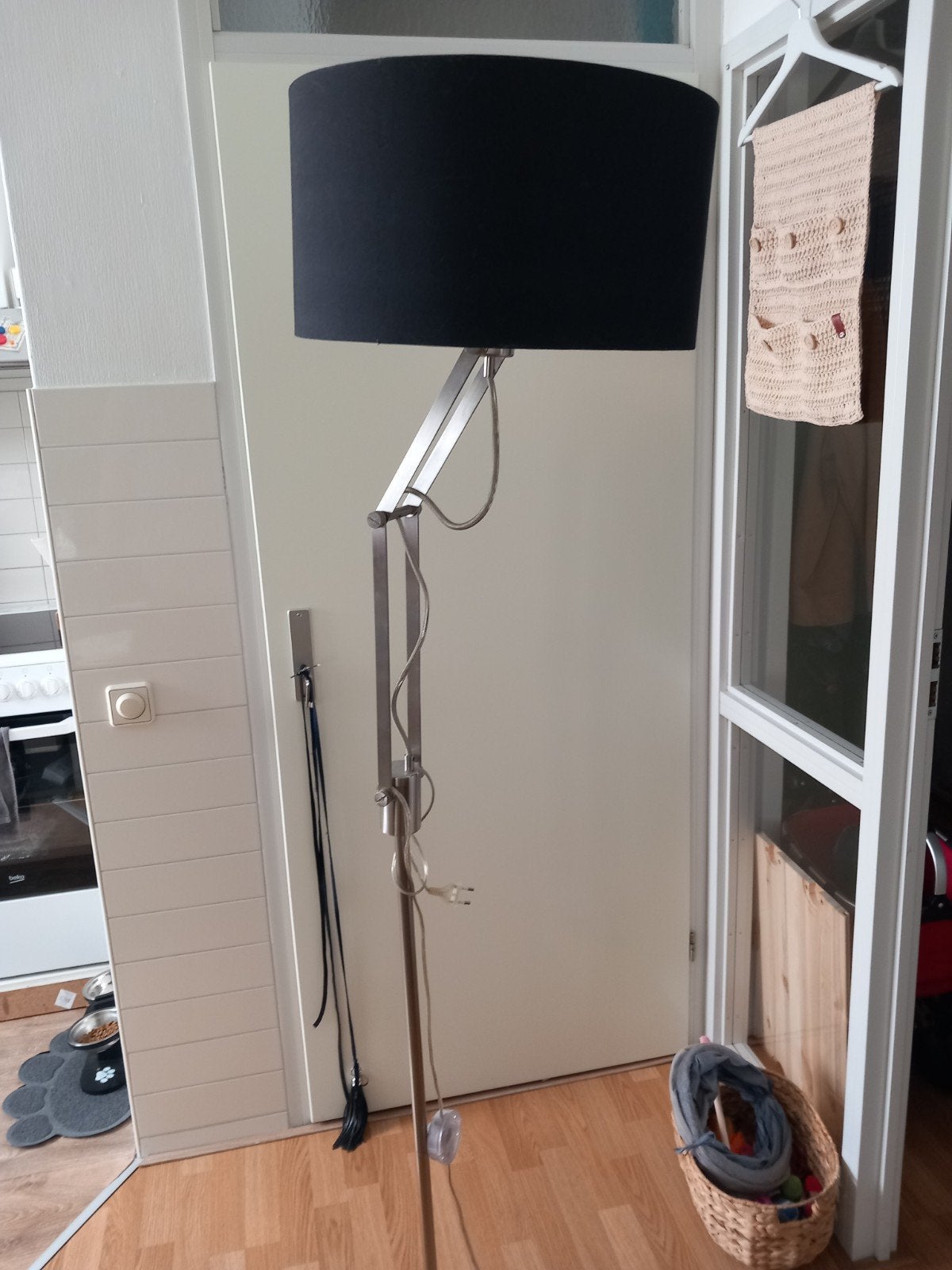 Moderne staande lamp met zwarte kap, Ophalen, Gebruikt, E27 (groot), Textiel