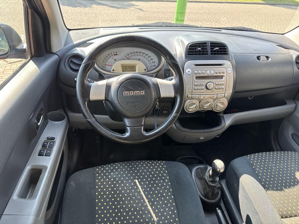 Daihatsu Sirion 2 1.3-16V Prestige 5drs airco apk mei-2027, Auto's, Daihatsu, 4 cilinders, Sirion, Bedrijf, 1298 cc