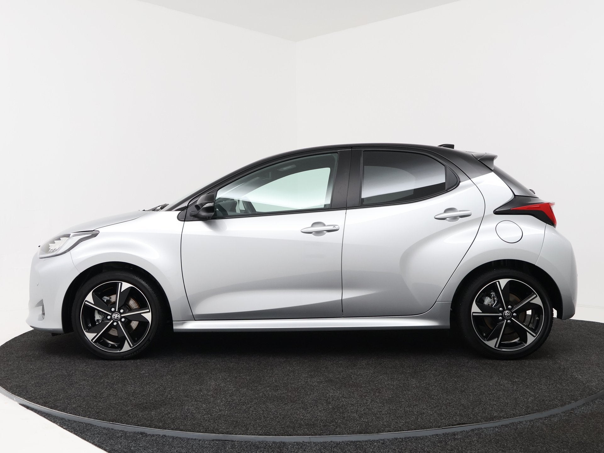 Toyota Yaris 1.5 Hybrid 130 Launch Edition | JBL | BLS | Hea, 12 maanden, 450 kg, Gebruikt, Automatische klimaatregeling
