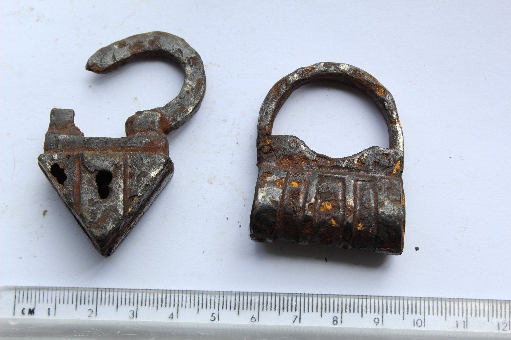 Bodemvondst post middeleeuwse hang sloten / barrel locks, Verzenden