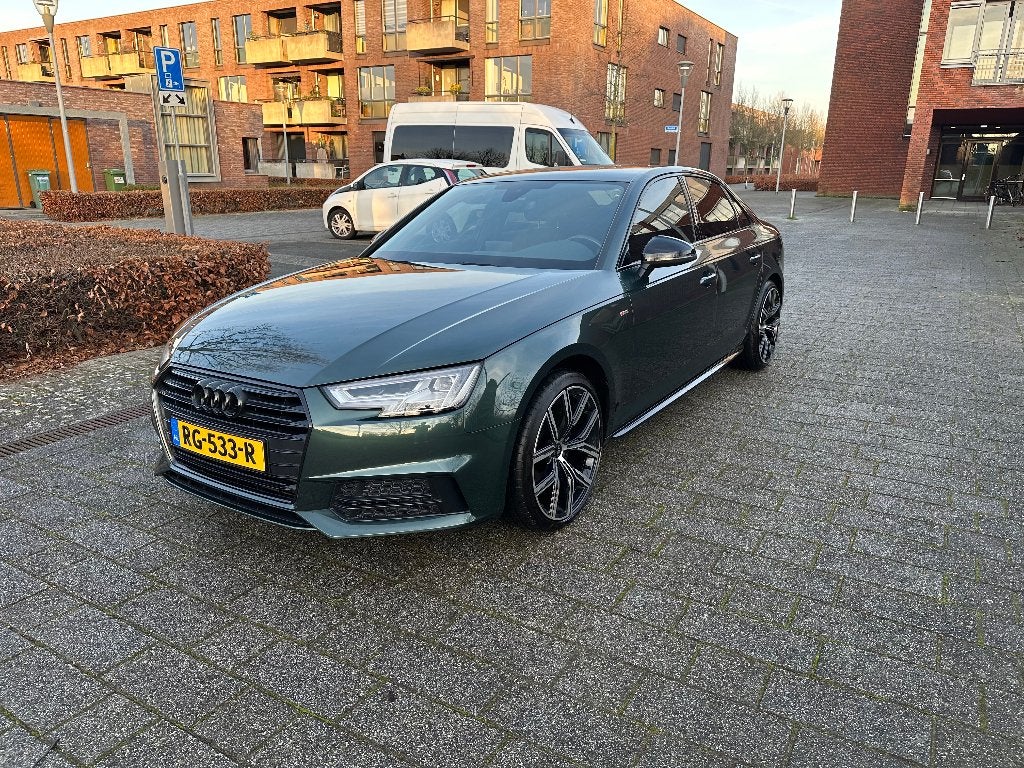 Audi A4 Limousine - 2.0 TFSI MHEV Sport S line black edition, 1984 cc, Skiluik, A4, 75 €/maand