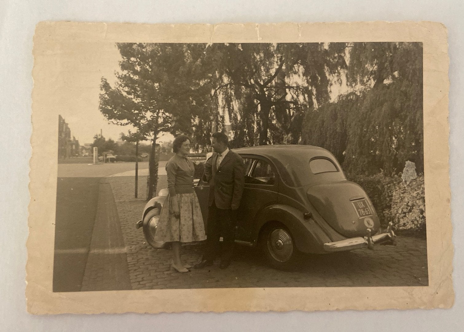 Foto met Simca 8 jaren ‘50, Ophalen of Verzenden, 1940 tot 1960, Overige onderwerpen