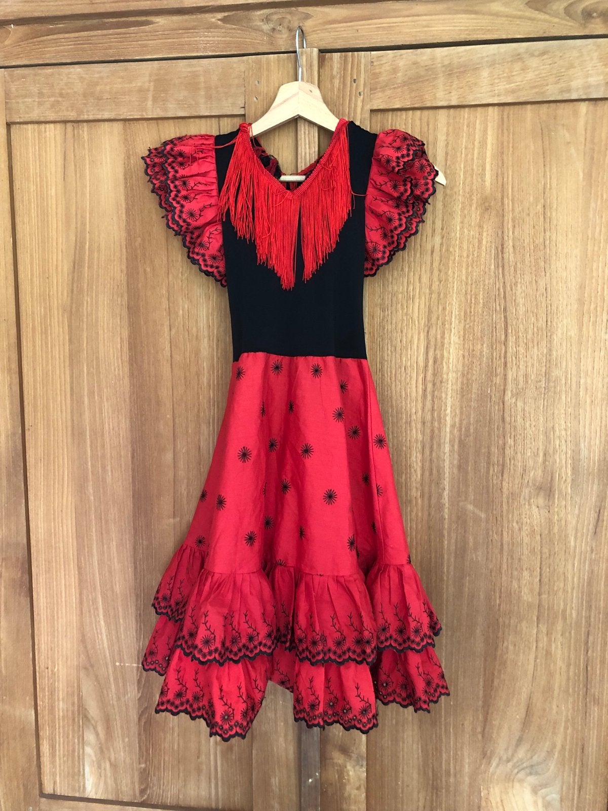 Flamenco jurk rood zwart met franjes en borduursel, Ophalen of Verzenden, Zo goed als nieuw, 110 t/m 116, Meisje