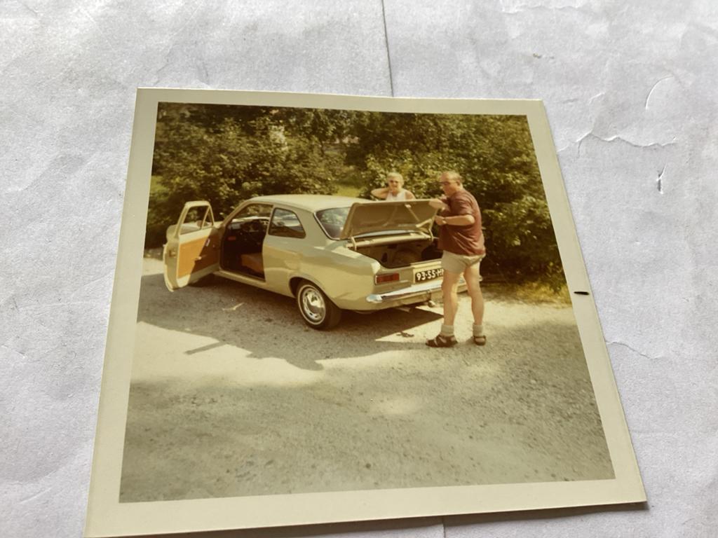 Vintage foto: Man en vrouw bij auto, jaren '70, 1960 tot 1980, Foto, Ophalen of Verzenden, Zo goed als nieuw