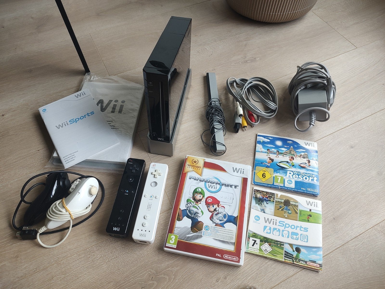 Nintendo Wii Zwart met Mario Kart en Wii Sports Resort, Gebruikt, Racen en Vliegen, Eén computer, Ophalen of Verzenden