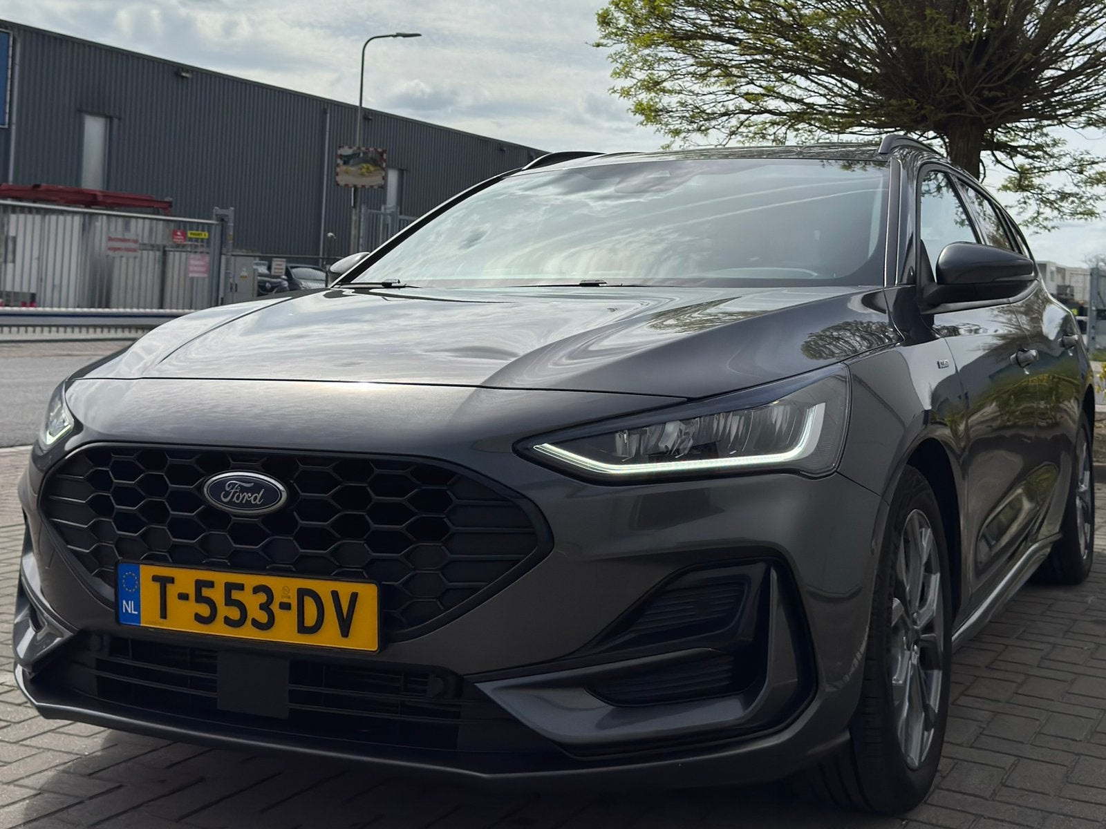 Ford Focus ST-line Ecoboost Hybrid 125pk 2023 Grijs, Auto's, Zwart, Origineel Nederlands, Handgeschakeld, 19 km/l