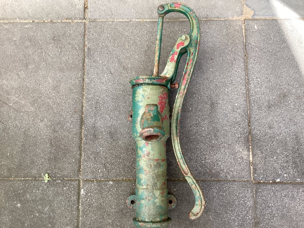 Oude gietijzeren zwengelpomp, Ophalen, Gebruikt, Handmatig, Overige typen