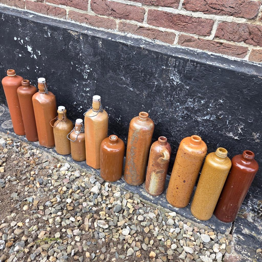 Diverse bruine Aardewerk kruiken flessen met oor met beugel, Ophalen