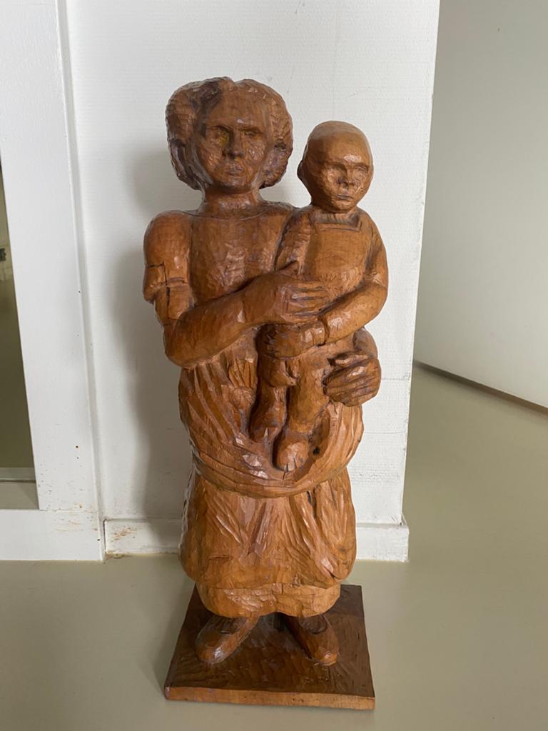 Beeld Moeder met kind van Hubert Bekman, Houtsnijwerk, Handgemaakt, Hout, Bruin