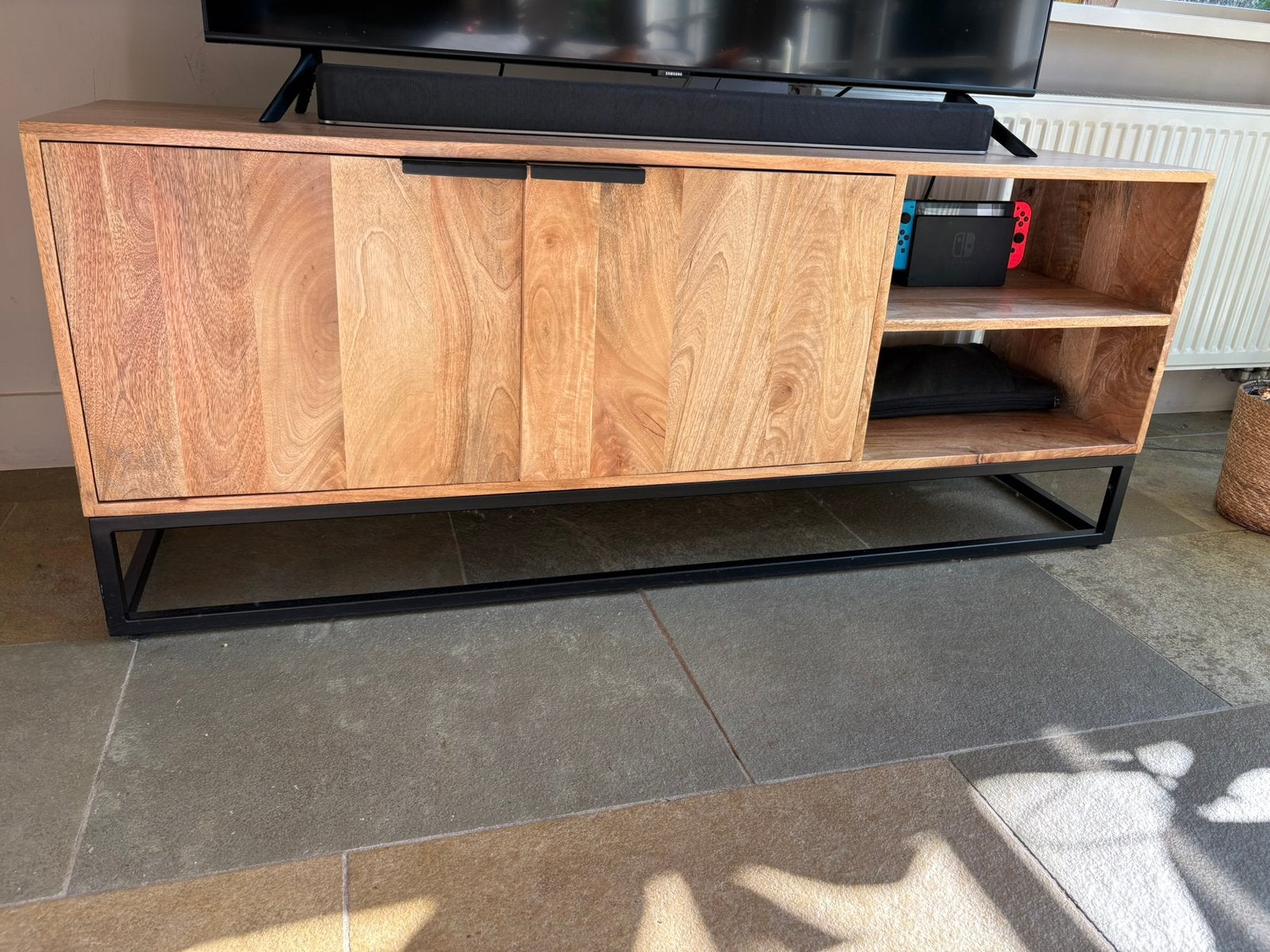 Loods 5 tv-meubel 140x40 | Hout & zwart metaal, Ophalen, Zo goed als nieuw, Minder dan 100 cm, Metaal