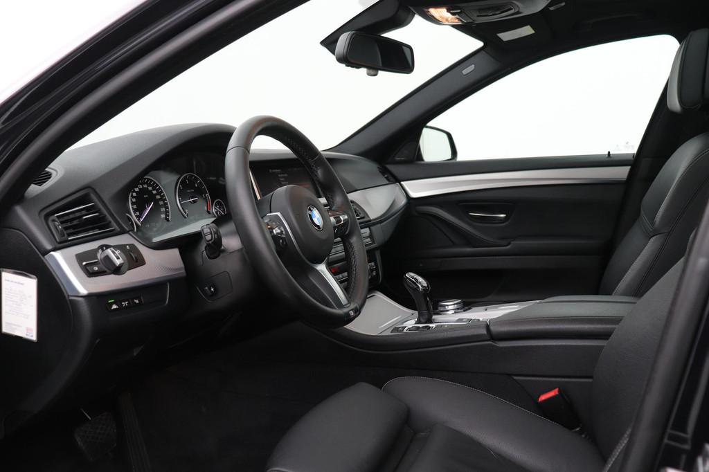 BMW 5-serie Touring M550xd | M-Sport | Panoramadak | Stoelve, Auto's, BMW, Automaat, Gebruikt, Zwart, Leder