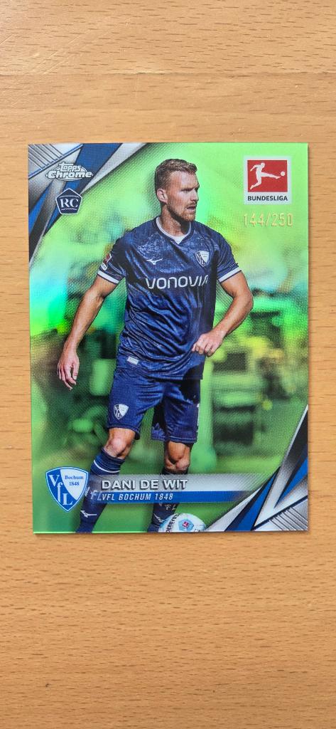 2025 Topps chrome Dani de Wit bundesliga /250, Verzamelen, Verzenden, Nieuw, Buitenlandse clubs, Spelerskaart