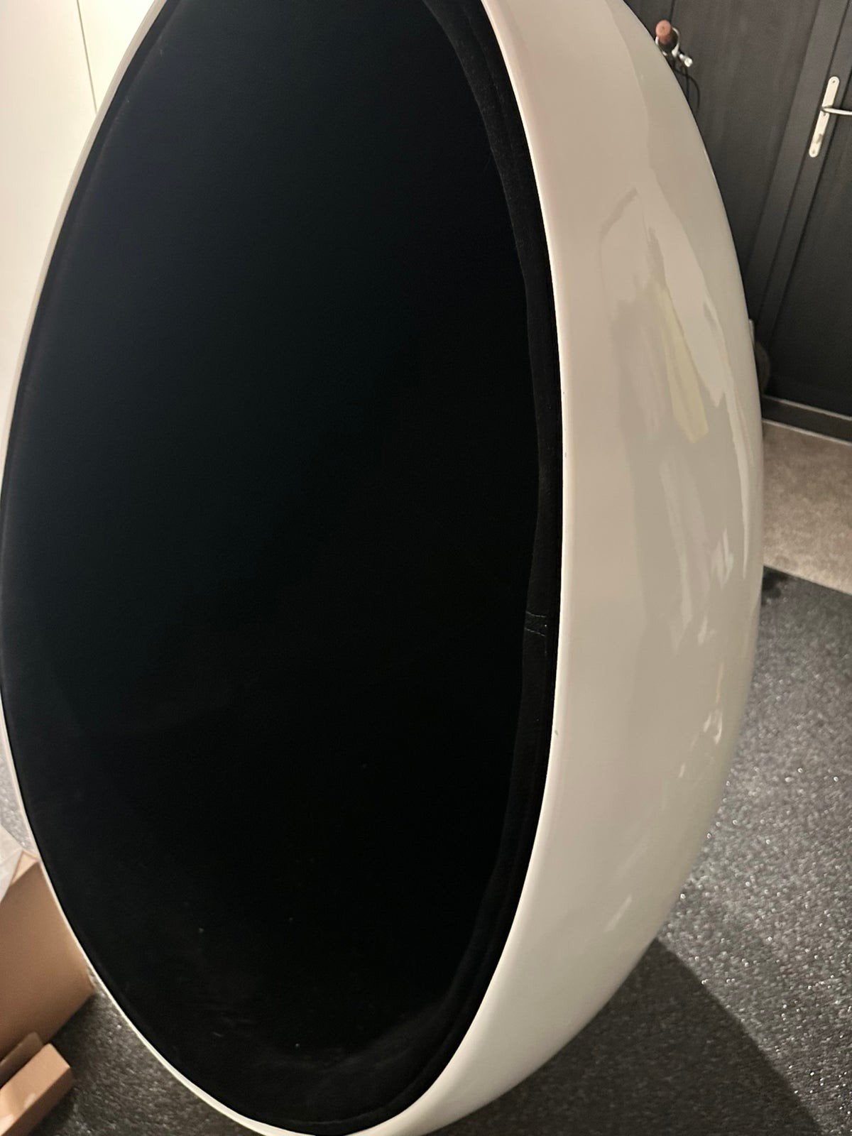 Stijlvolle Witte Eierstoel met Zwarte Binnenkant, Ophalen, Stof, Gebruikt, 75 tot 100 cm