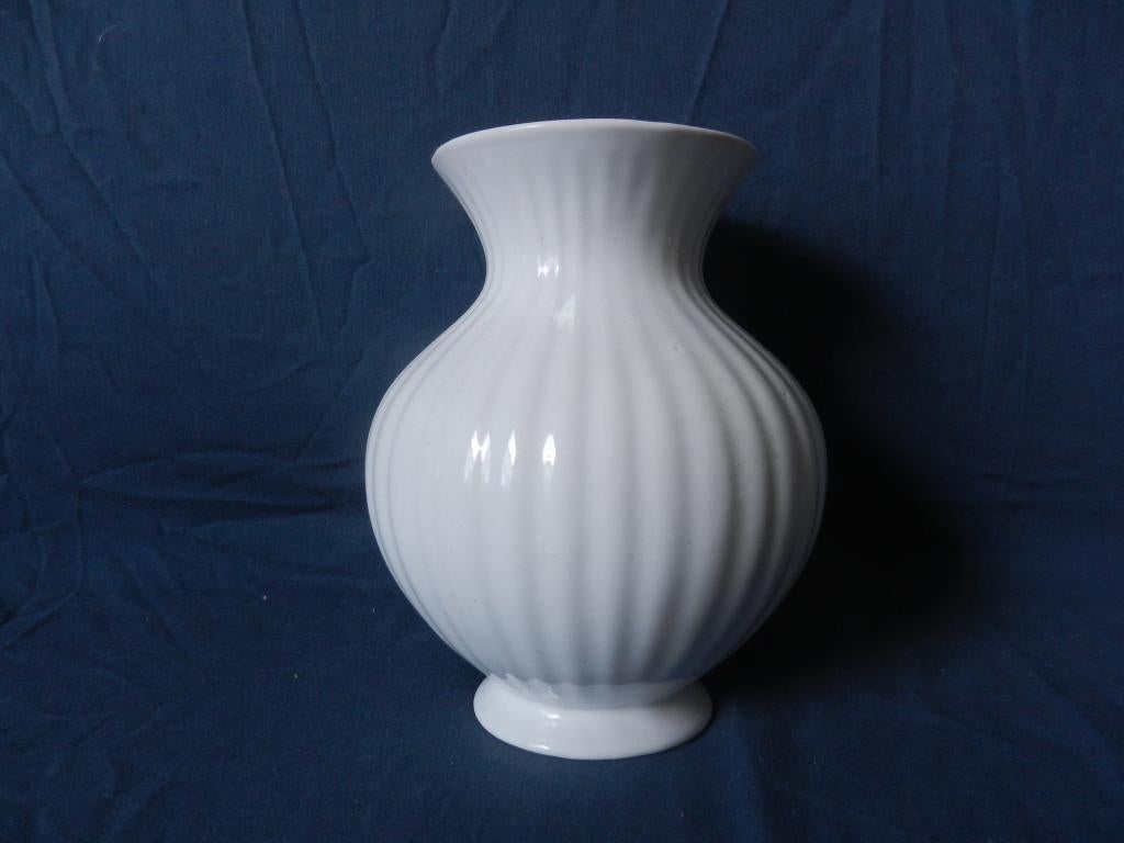 Geheel wit geglazuurde geribde vaas Velsen Sassenheim h 18,2, Antiek en Kunst, Antiek | Keramiek en Aardewerk, Ophalen of Verzenden