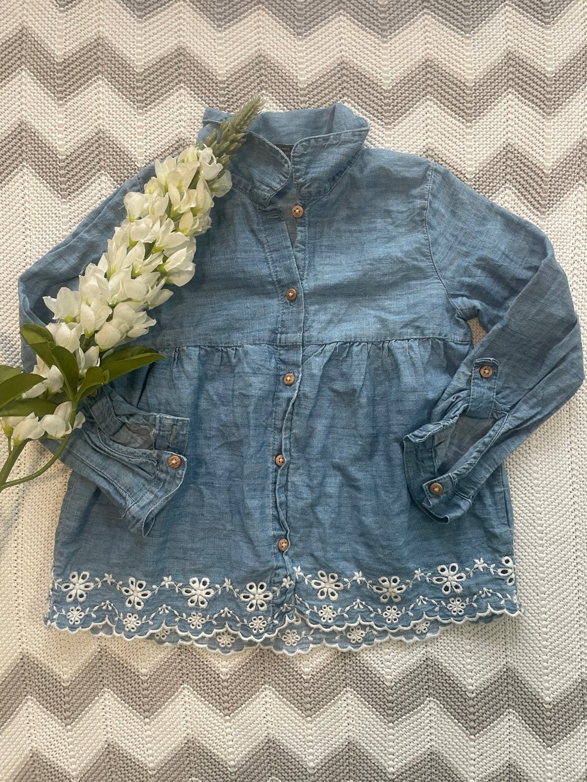 Leuk softdenim spijker blouse-tuniek met borduursel, maat 98, Ophalen of Verzenden, Gebruikt, Meisje, Overhemd of Blouse