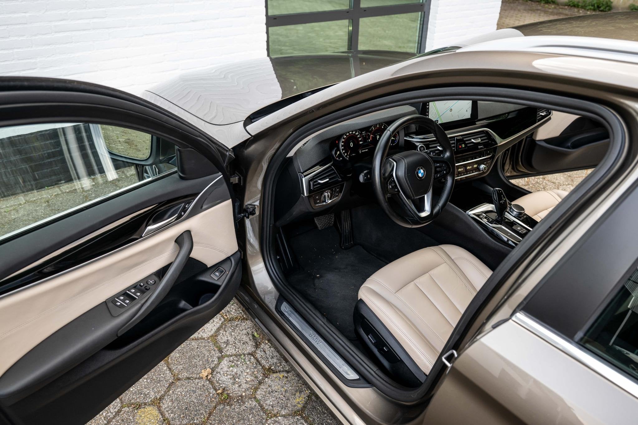 BMW 5-serie Touring 520i Executive Leder Trekhaak LED Orig N, Auto's, Automaat, Achterwielaandrijving, Gebruikt, 4 cilinders