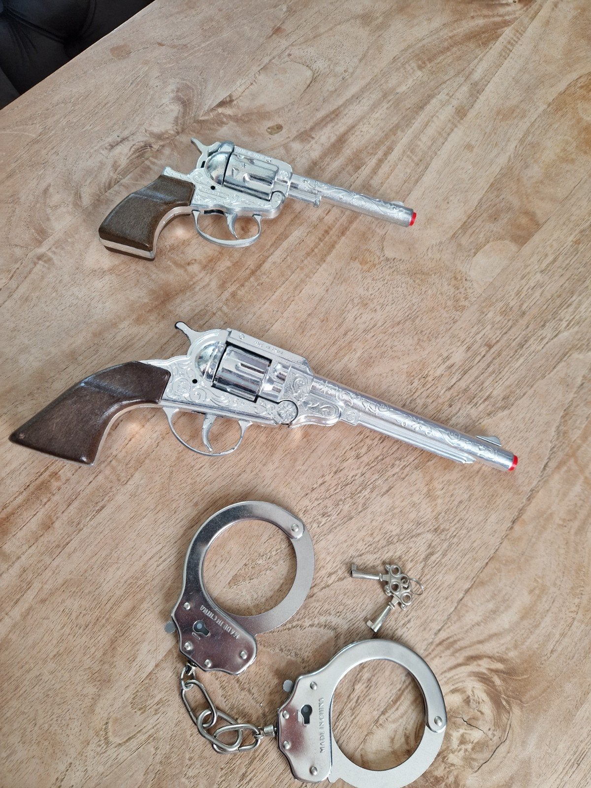 Cowboy Speelgoedset: 2 Pistolen en Handboeien, Ophalen of Verzenden, Zo goed als nieuw, Jongen of Meisje