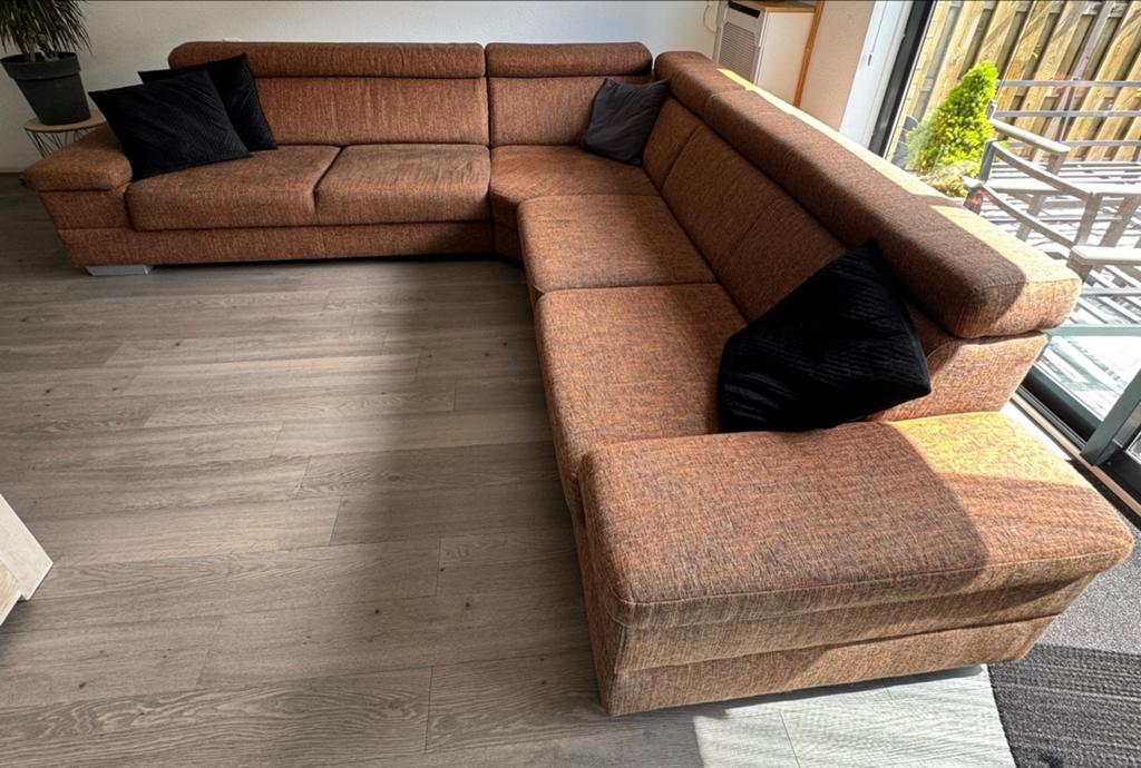 Comfortabele uitschuifbare hoekbank - oranje/bruin, Huis en Inrichting, Banken | Complete zithoeken, Ophalen, Gebruikt