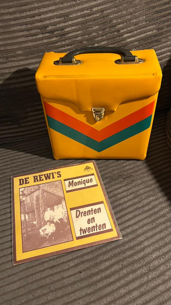 De Rewi’s - Monique, Ophalen of Verzenden, Zo goed als nieuw