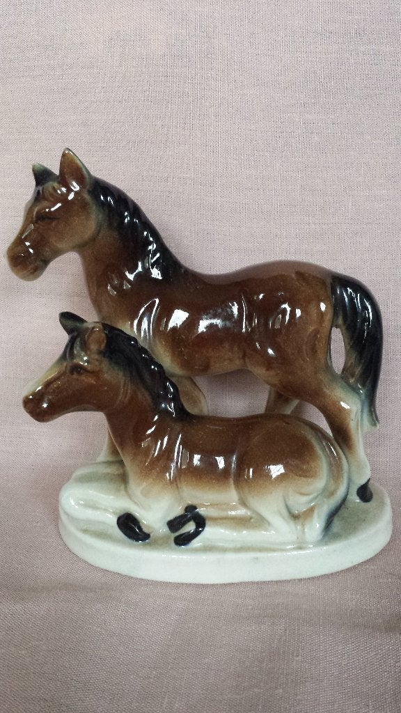 Oud BEELDJE <> Bruin PAARD met VEULEN <> Porselein 13x11 cm., Antiek en Kunst, Ophalen of Verzenden
