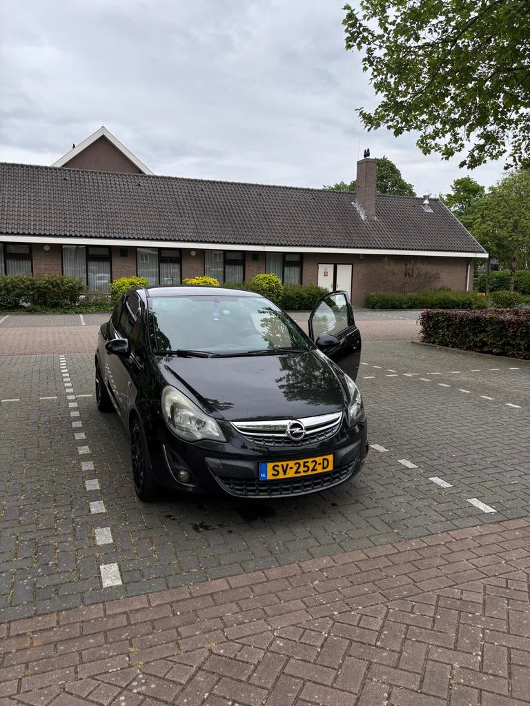 Opel Corsa 1.4 16V 3D 2012 Zwart, Auto's, Voorwielaandrijving, Stof, 40 €/maand, 100 pk