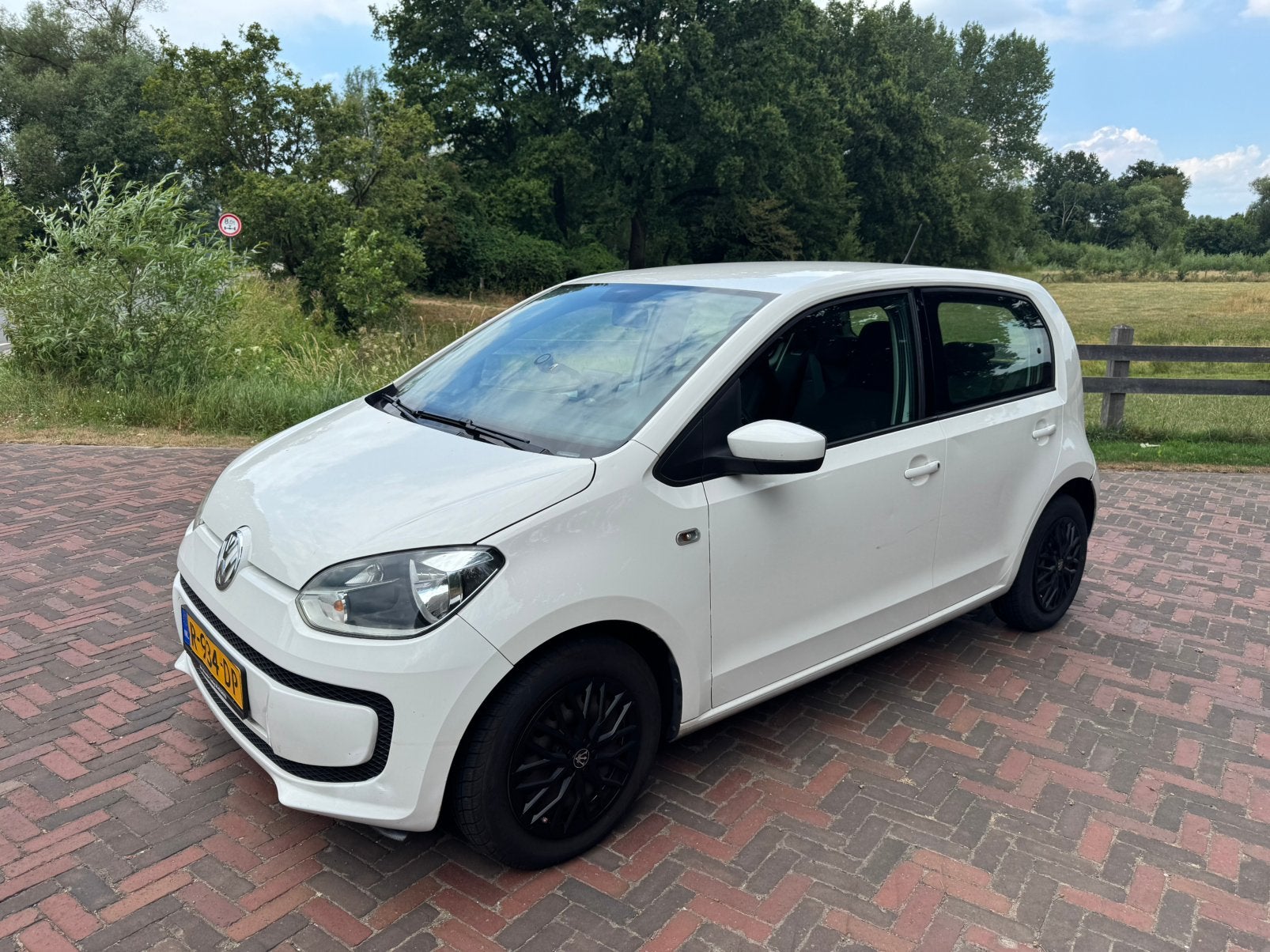 Volkswagen up! 1.0 44KW/60PK 5-DRS 2015 Wit, Auto's, Voorwielaandrijving, Stof, 4 stoelen, Wit